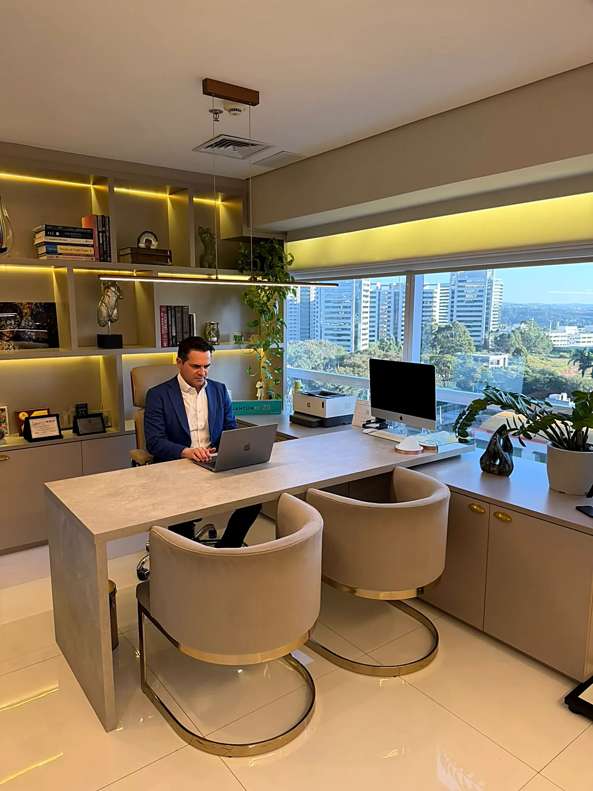 Dr. Luis Contin no consultório