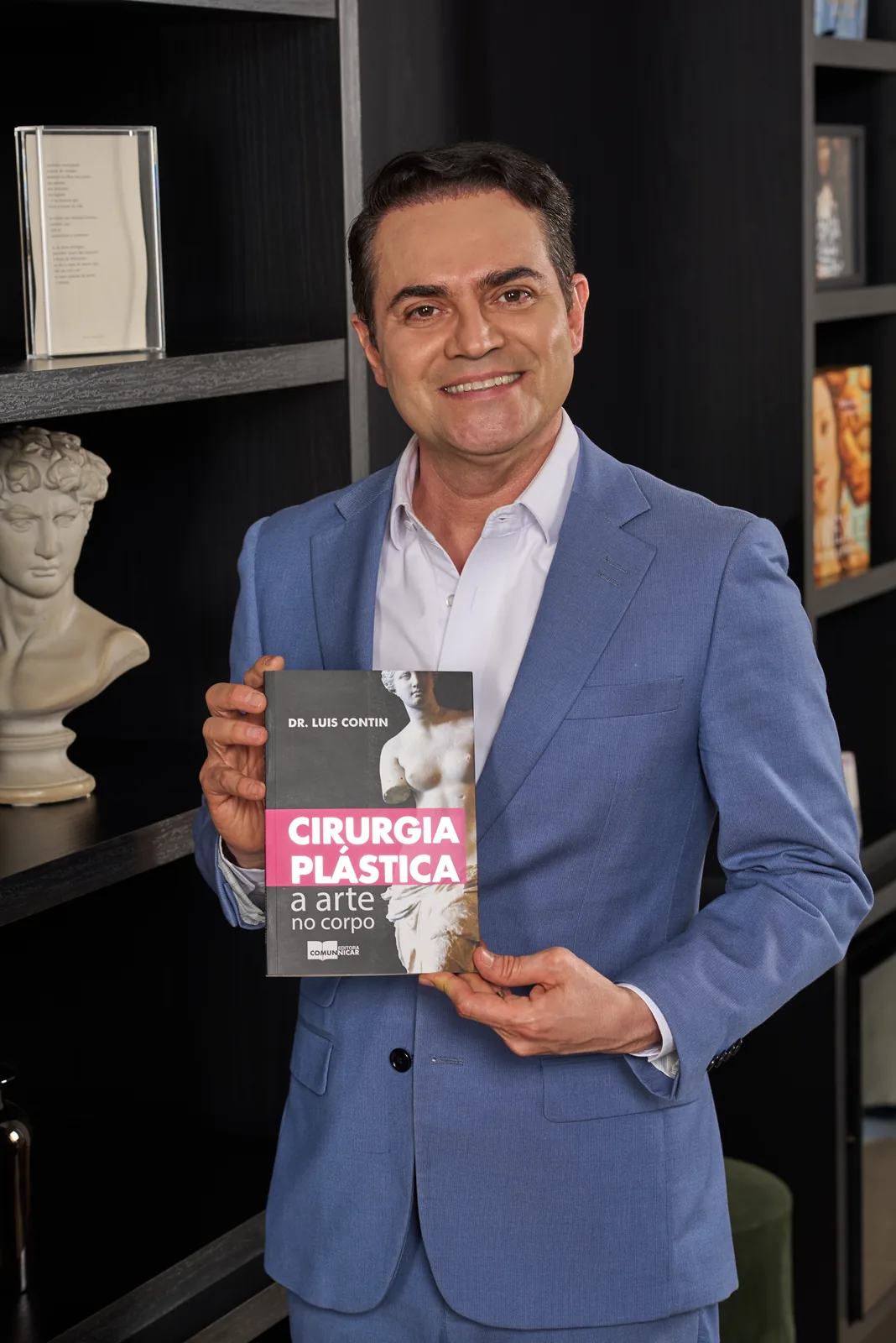 Dr. Luis Contin com o livro Cirurgia Plástica, A Arte no Corpo